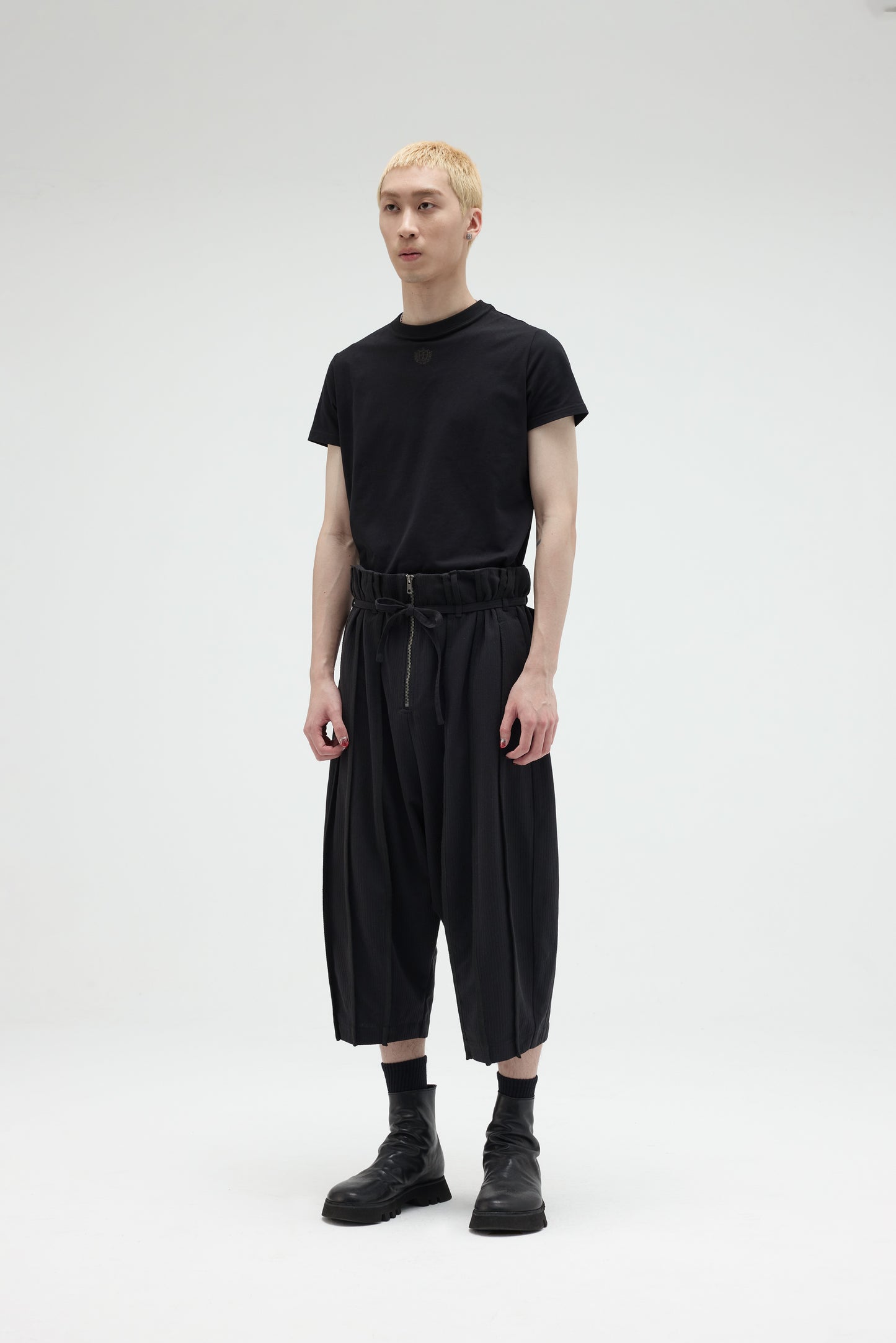 EQUALNEAR - Pilgrim Cropped Shorts - Black