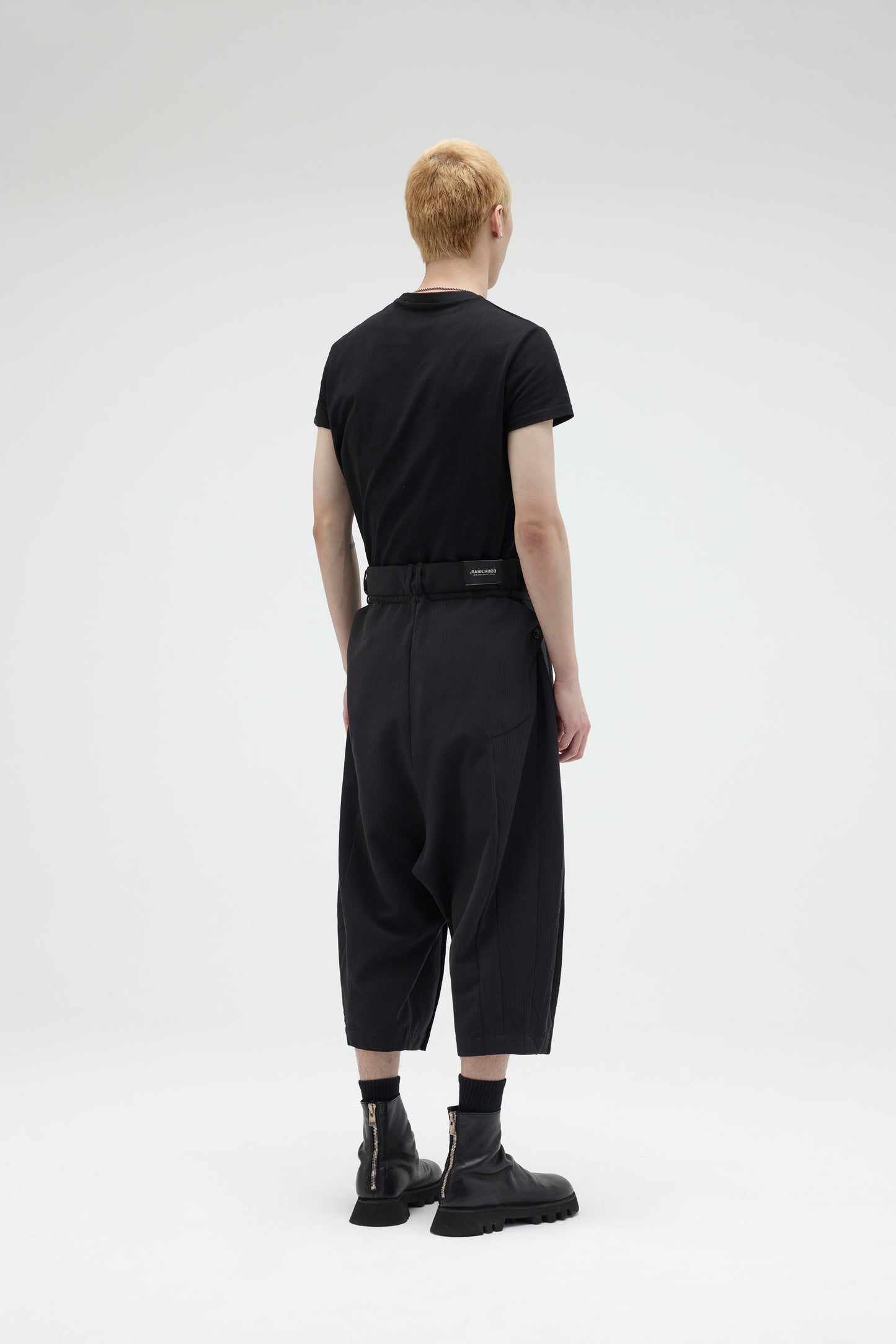 EQUALNEAR - Pilgrim Cropped Shorts - Black