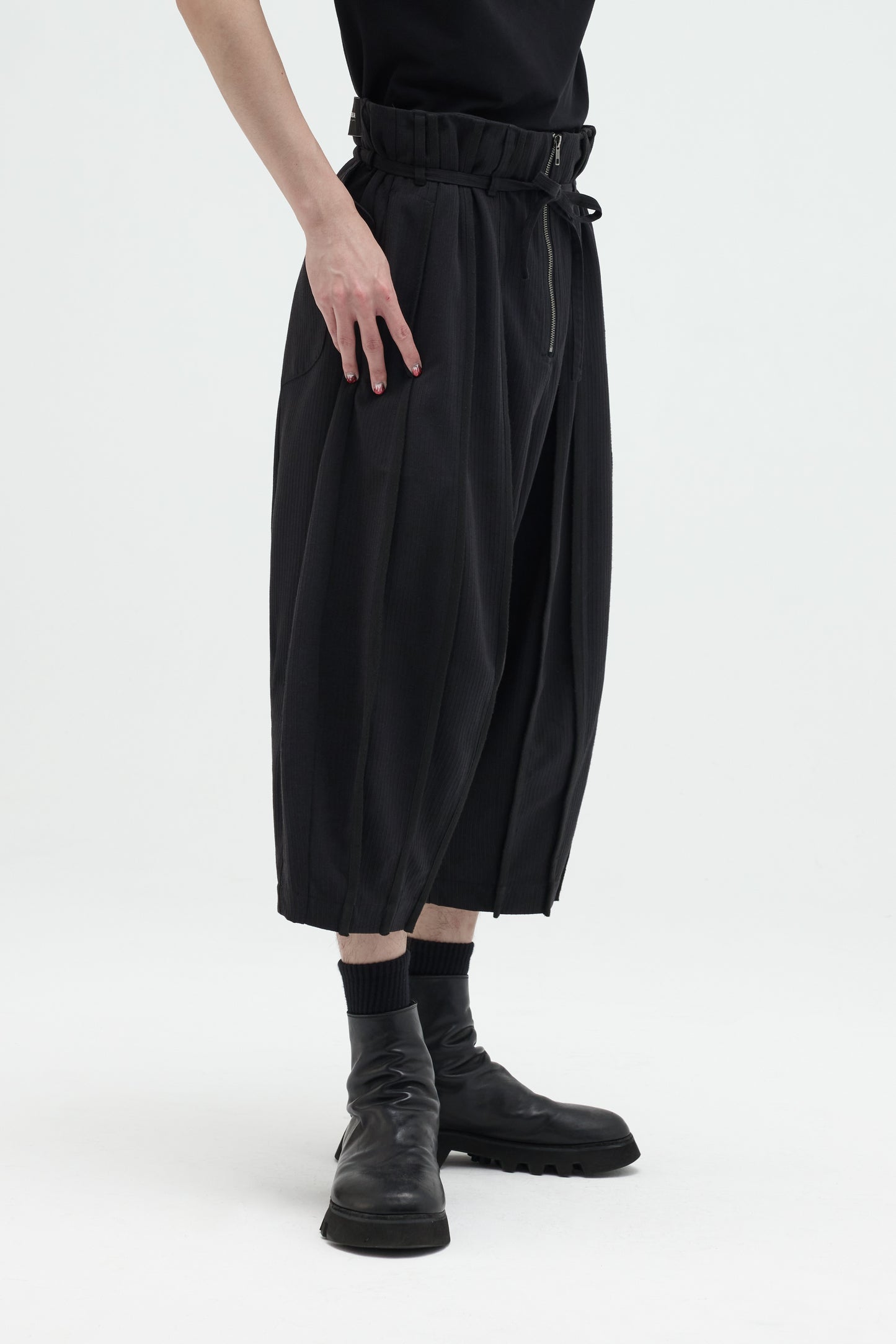 EQUALNEAR - Pilgrim Cropped Shorts - Black