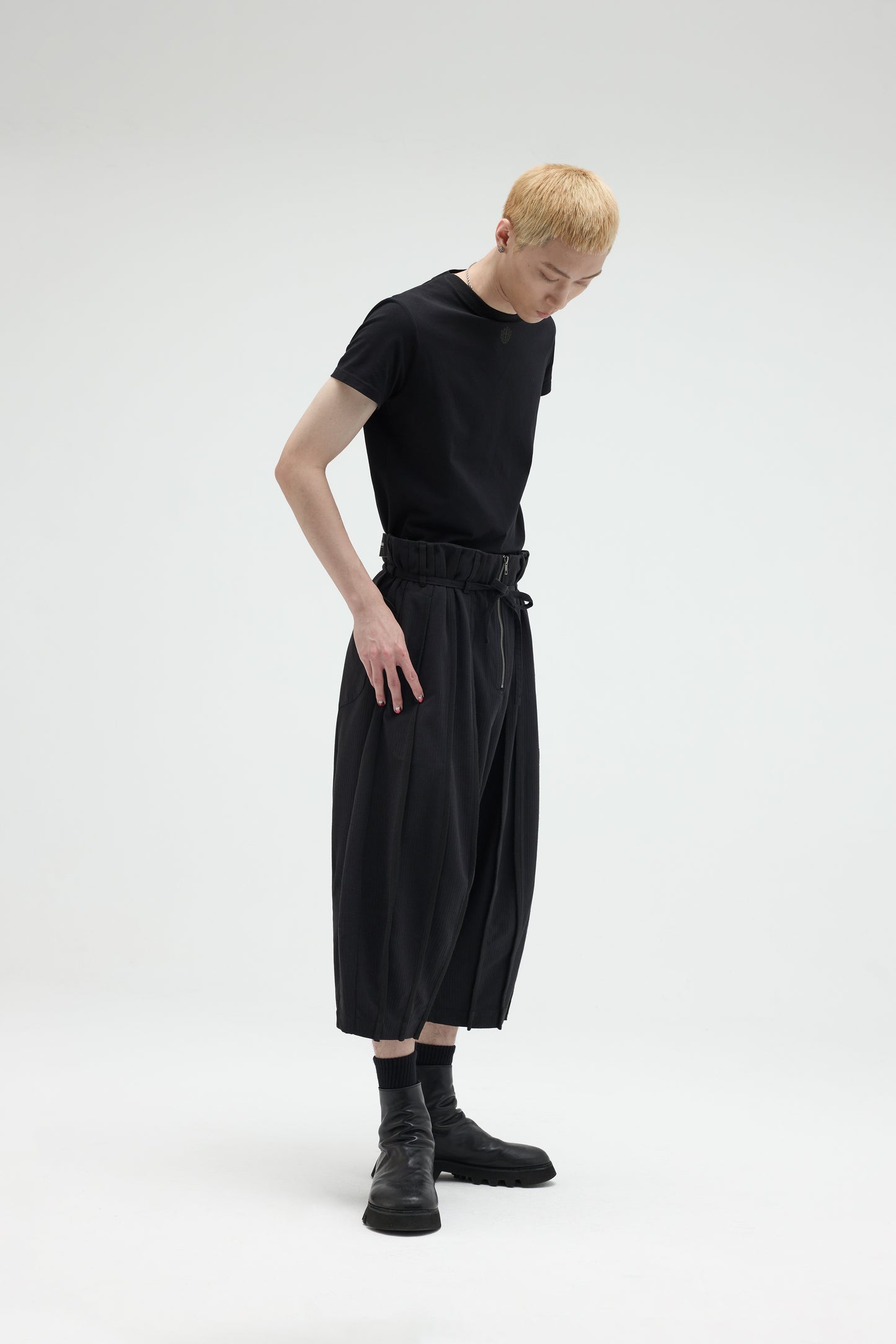 EQUALNEAR - Pilgrim Cropped Shorts - Black