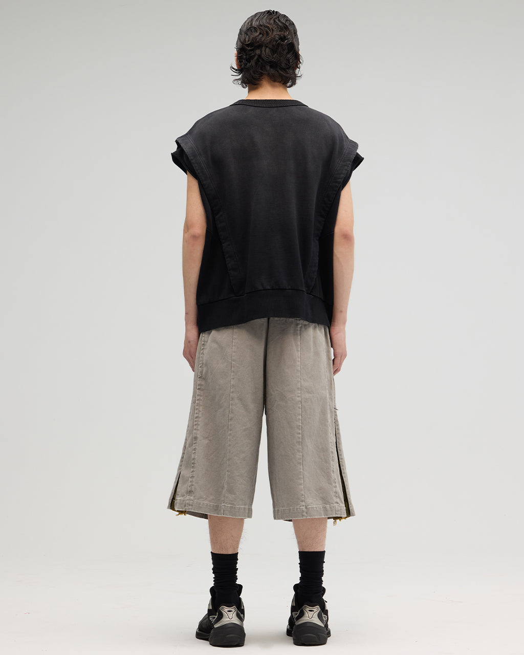 VACANT - Washed No-Sleeve Sweatshirt - Black