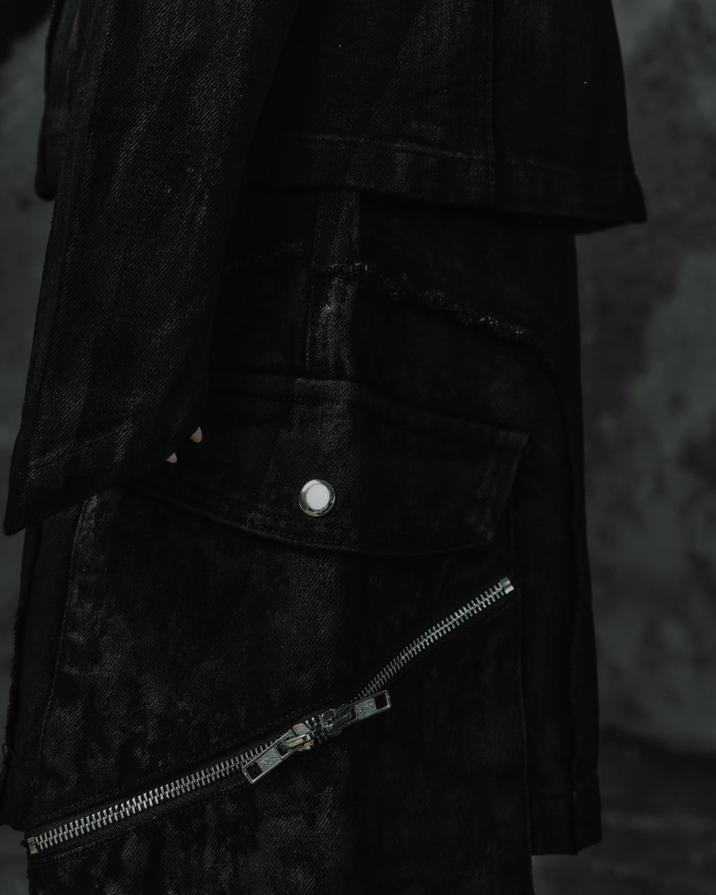 renkè - Coated Slanted Zipper Cargo Shorts