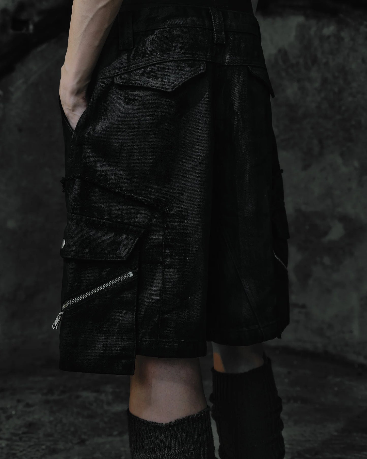 renkè - Coated Slanted Zipper Cargo Shorts