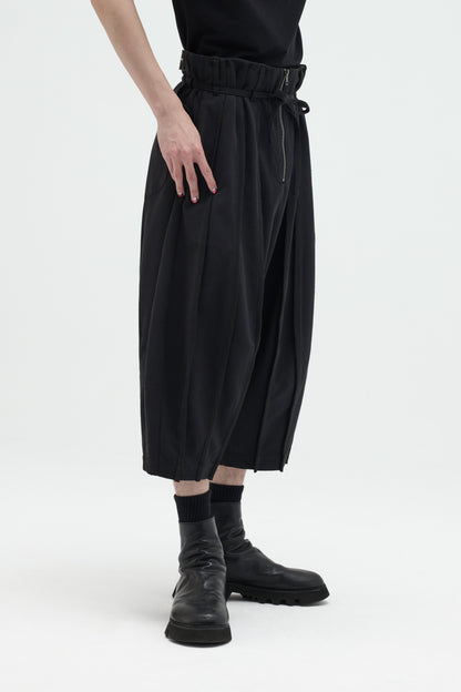 EQUALNEAR - Pilgrim Cropped Shorts - Black