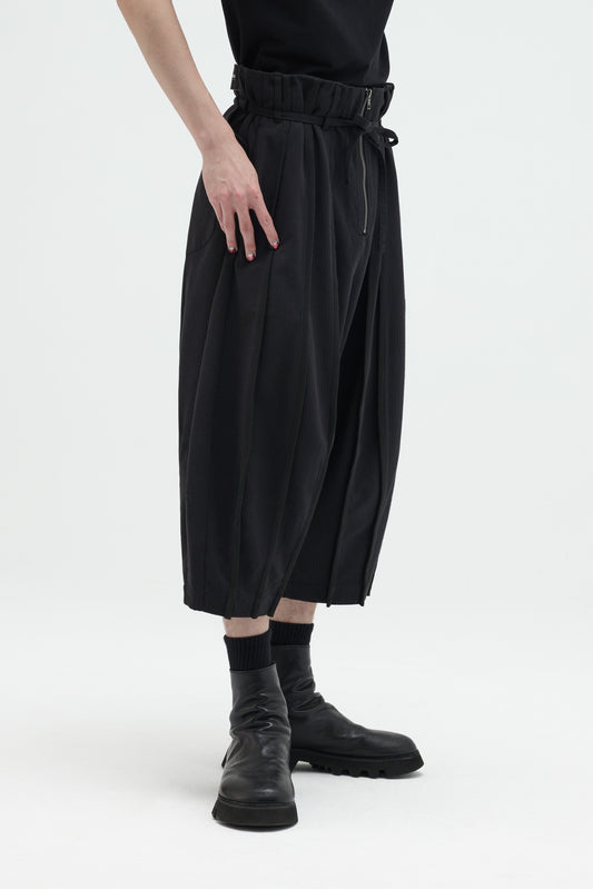 EQUALNEAR - Pilgrim Cropped Shorts - Black